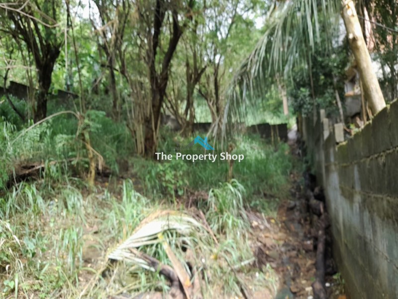 ull; commercial Land for sale in "heerassagala", Kandy.ull; Ideal for business purpose. (Guest House / Holiday Home)ull; Excellent view of the mountain Rangeull; Water, Electricity, Telephone facilities are available.ull; 30Ft road access to the property.ull; Documents in orderull; Good neighbourhood.ull; Quiet natural surroundings.ull; Easy access to Kandy and Peradeniya.ull; Taxi Stand, Shops, mini Supermarkets, Bank: 05 minutes.ull; Easy access to "Kandy Town", only 05 minutes away.                                                                                        ull; City limit in just:         peradenya : 2Km                 To Kandy town: 3Km        Distance from house to the main road: 600m to heerassagala junctionCall us for an appointment to visit the property.Please contact us for more Details: Hotline - 0815662566 / 0777 507 501                                       Genuine buyers only.NO BROKERS PLEASE..Visit our website for more properties.